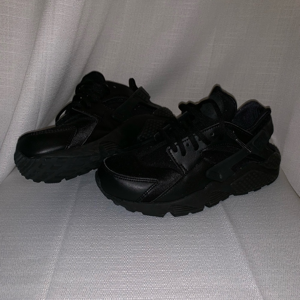 all black nike huarache women’s shoe